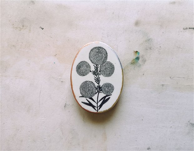 Broșă ceramică cu plante desenate