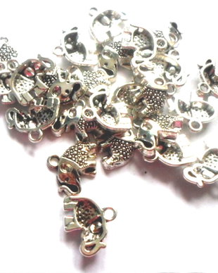 Charm metalic elefant cu buline argintiu