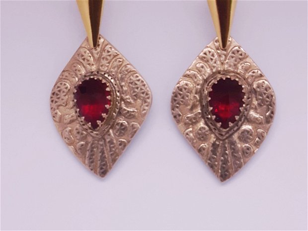Cercei unicat din bronz, cu model baroc si cristale Swarovski multifatetate rosii