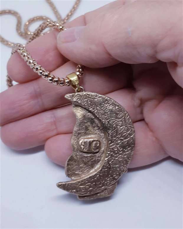 Pandantiv de autor, din bronz auriu, cu tema "iepurele din luna"