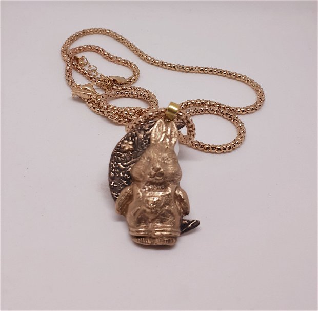 Pandantiv de autor, din bronz auriu, cu tema "iepurele din luna"