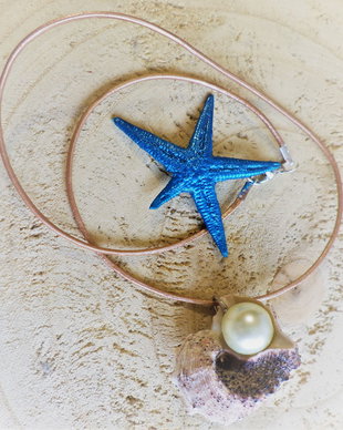 Colier handmade din melc de mare si perla de sticla pe baza de piele naturala