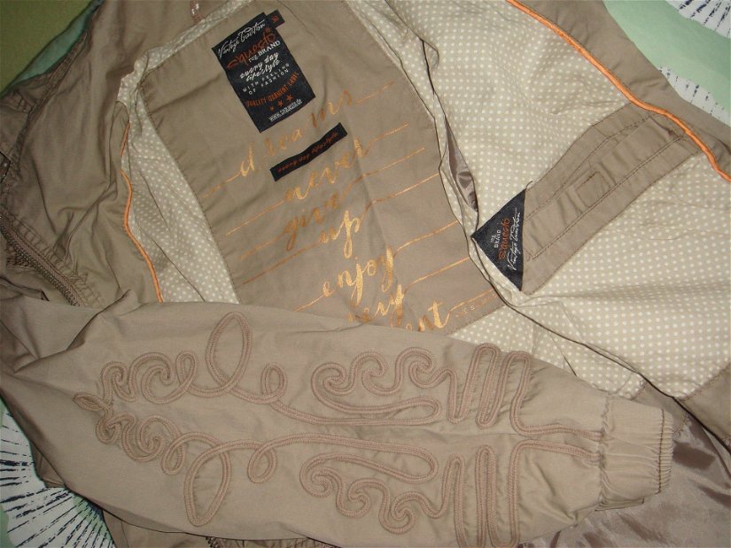 Jacheta parka din bumbac bej, cu aplicatii pe maneci