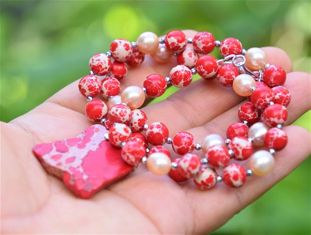 Set de bijuterii  compus din colier și cercei din regalit rosu, perle de cultura și hematit