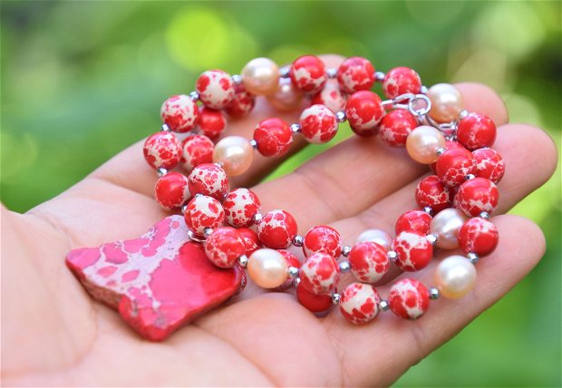 Set de bijuterii  compus din colier și cercei din regalit rosu, perle de cultura și hematit