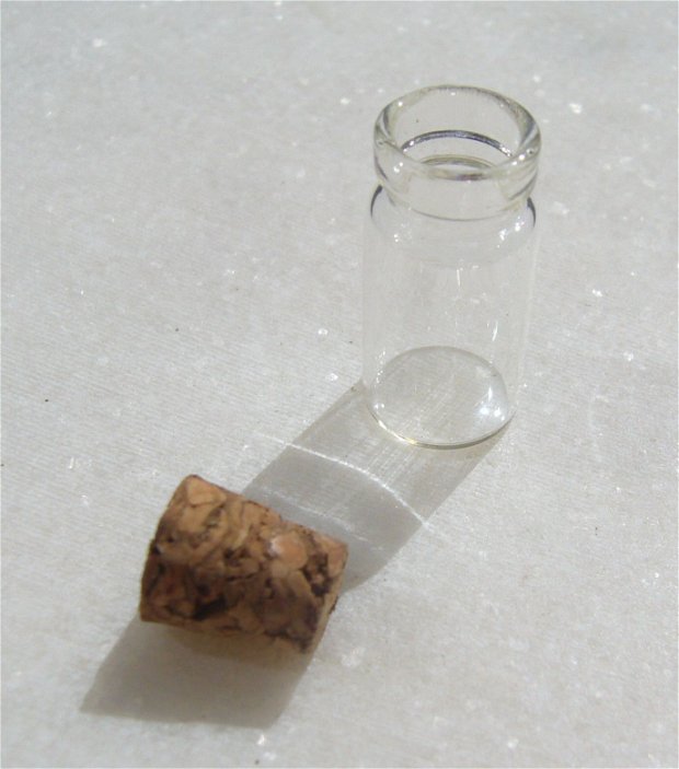 Sticluta aprox 11x22 mm (27 mm cu dopul din pluta)