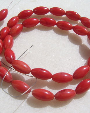 Coral rosu bob de orez alungit aprox 5x9-10 mm - sirag aprox 33 cm fara inchizatoare