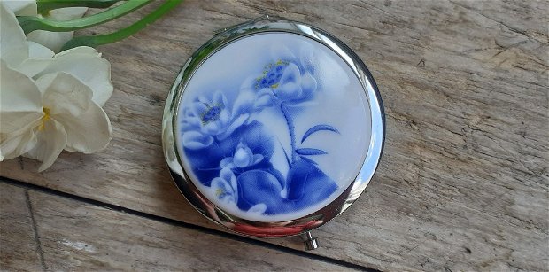 Pudriera/oglinda dubla cu capac de portelan, alb cu flori albastre