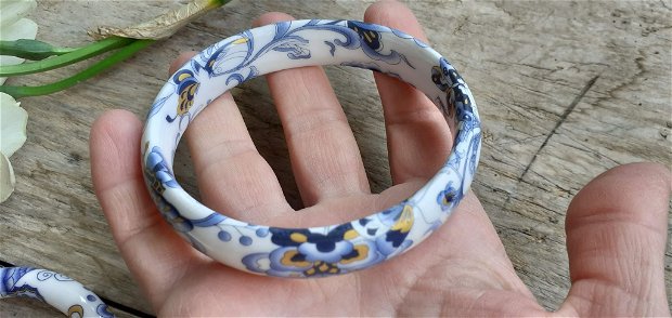 Bratara portelan, alb cu floricele albastre, diam. interior 7 cm
