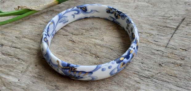 Bratara portelan, alb cu floricele albastre, diam. interior 7 cm