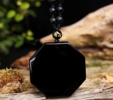 K1570 - Pandantiv, amuleta, talisman, obsidian de sinteza, negru sculptat, bagua, yin yang, 48x48x11mm REZERVAT