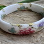 Bratara portelan, alb cu floricele colorate - diam int 7 cm