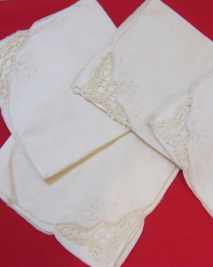 4 mileuri cu broderie si dantela.