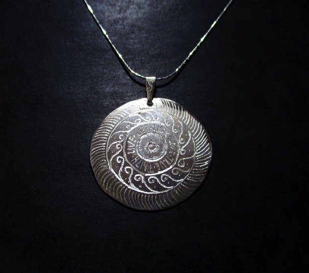 Colier argint cu medalion rotund gravat simboluri dacice