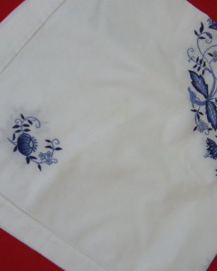 Napron cu broderie manuala