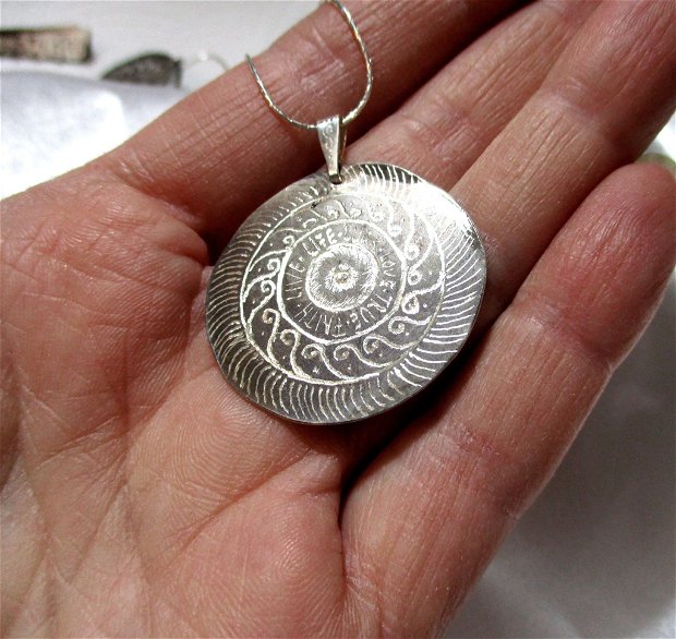 Colier argint cu medalion rotund gravat simboluri dacice
