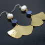 Cercei din alama frunze ginkgo biloba, lapis si perle de cultura, cercei lungi, cercei statement, cercei handmade