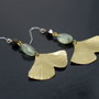 Cercei din alama frunze ginkgo biloba, prehnit si granat, cercei lungi, cercei statement, cercei handmade