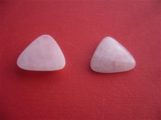 (2 bucati) Cabochon triunghiular cu colturile rotunjite din cuart roz aprox 4x13.5x13.5 mm