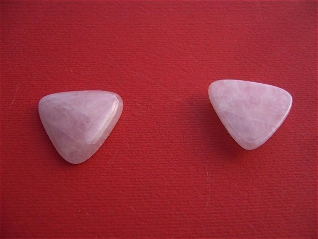 (2 bucati) Cabochon triunghiular cu colturile rotunjite din cuart roz aprox 4x13.5x13.5 mm