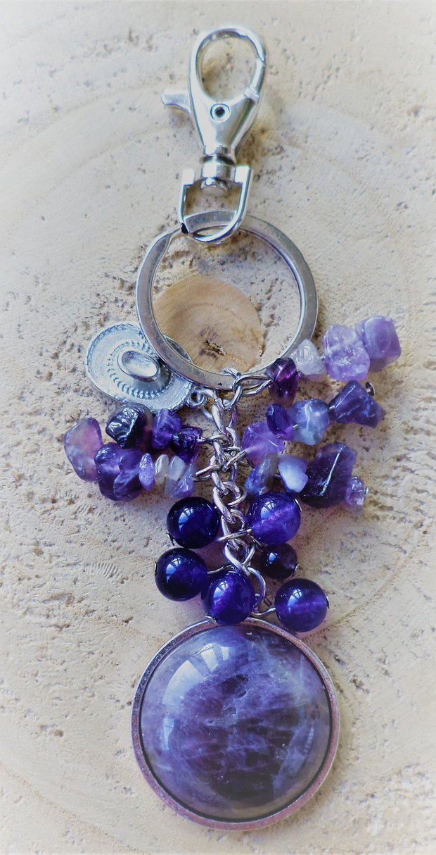 Breloc handmade din pandantiv ametist ,cipsuri si diferite sfere de ametist si charm din aliaj tibetan