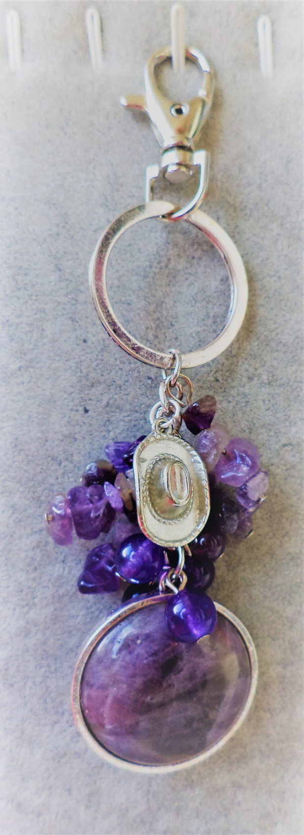Breloc handmade din pandantiv ametist ,cipsuri si diferite sfere de ametist si charm din aliaj tibetan