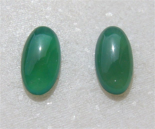 (2 bucati) Cabochon oval din agata verde aprox 3.5x7x14 mm