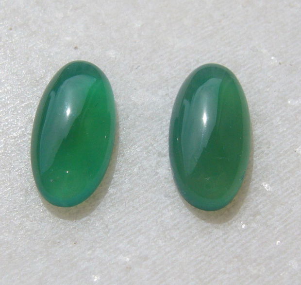 (2 bucati) Cabochon oval din agata verde aprox 3.5x7x14 mm