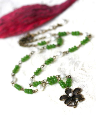 Colier cu jad verde si perle albe