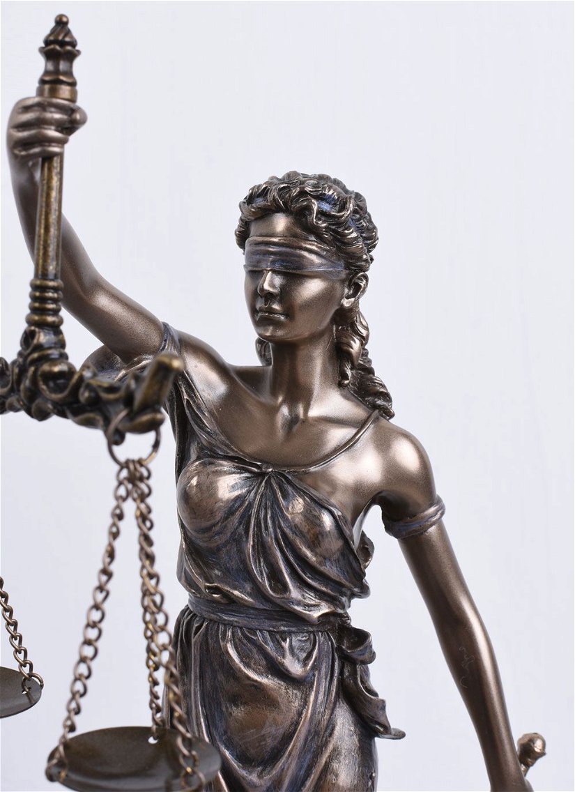 Justitia - statueta din rasini cu un strat ceramic