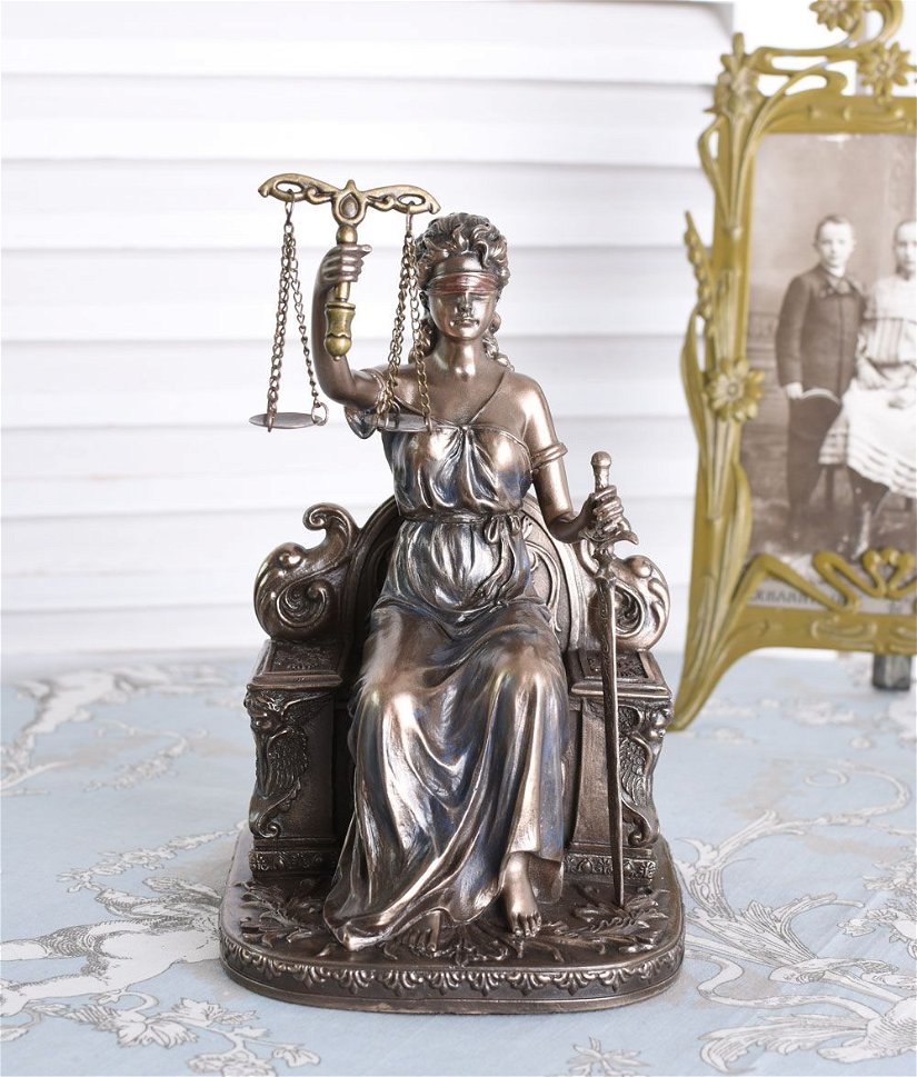 Justitia sezand  - statueta din rasini cu un strat ceramic