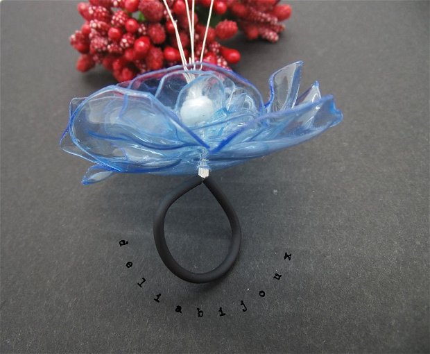 Inel handmade unicat - perla de plastic si plastic reciclat (cod640)