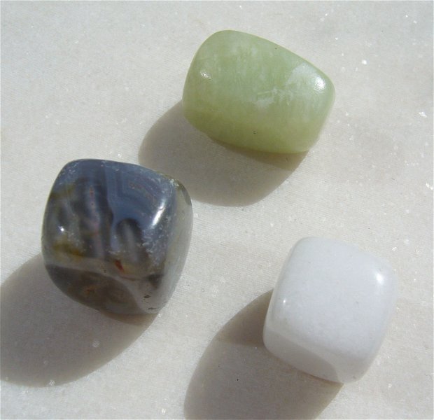 Mix din 3 pietre rulate (2 jad + 1 agata)