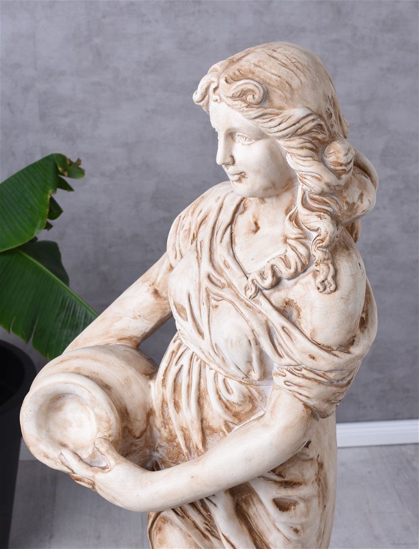 Statueta de gradina din rasini cu o femeie