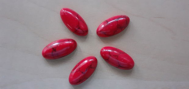 Cabochon howlit rosu, 20x10x4.5 mm