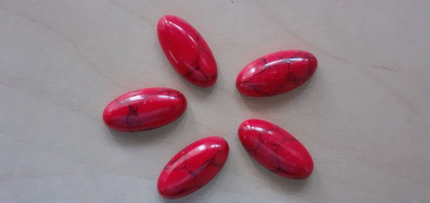 Cabochon howlit rosu, 20x10x4.5 mm