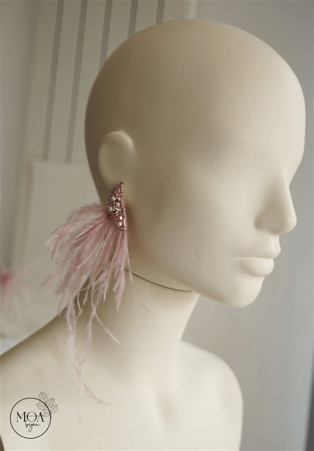 Cercei cu pene roz, cristale si perle