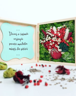 Aranjament educatoare licheni stabilizati si flori in cutie personalizata