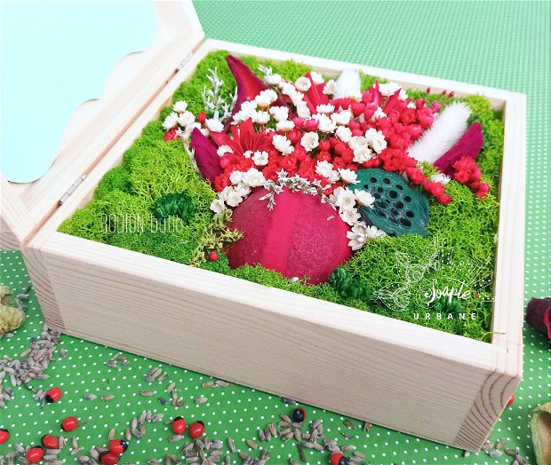 Aranjament educatoare licheni stabilizati si flori in cutie personalizata