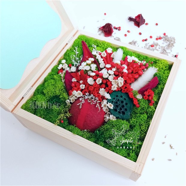 Aranjament licheni stabilizati si flori in cutie manual personalizata manual