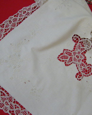 Napron cu dantela si broderie