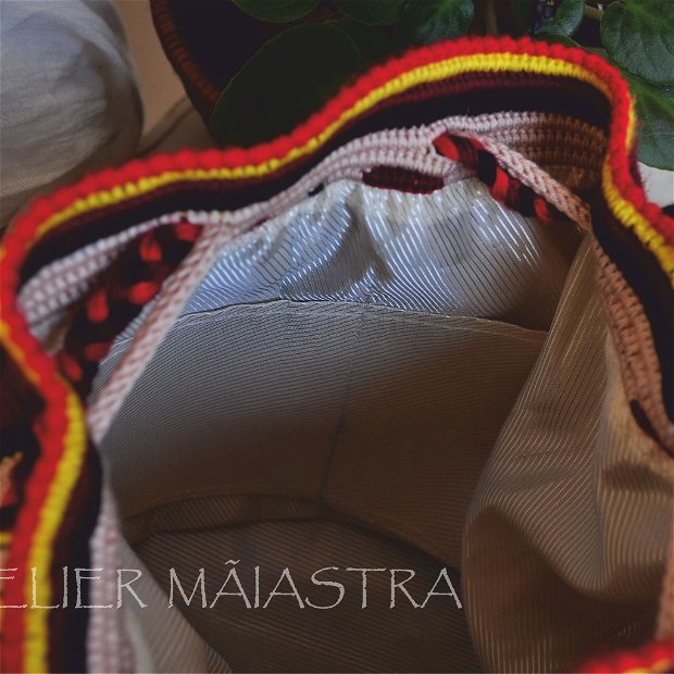 geanta crosetata manual, ornamentata cu motivul popular din Crisana soare fitoform, handmade