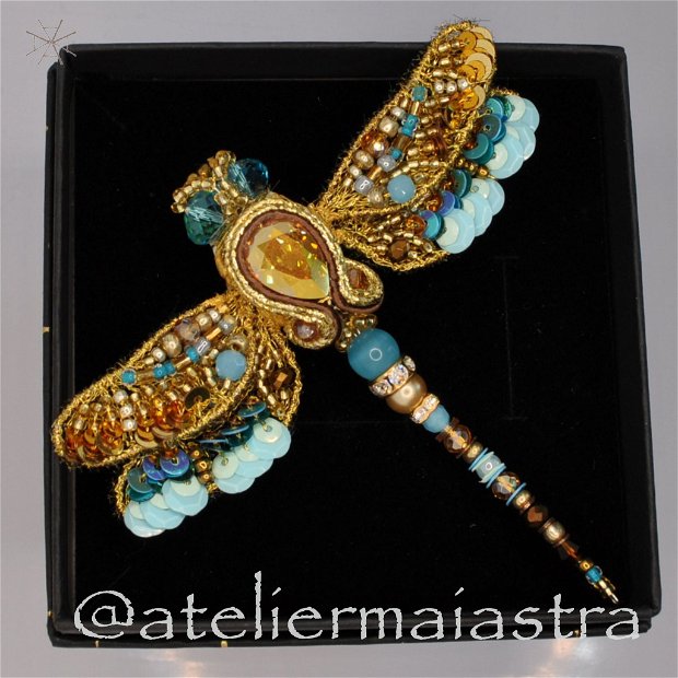 Take a risk Care influenza brosa libelula auriu turcoaz 3D Swarovski handmade, brosa insecta, accesorii  femei, bijuterii cadou | Breslo