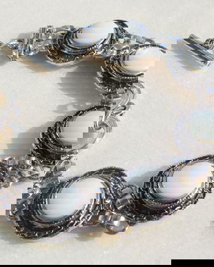 Bratara reglabila cu sidef alb natural in montura din metal argintiu satinat