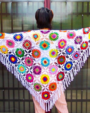 Sal alb crosetat cu flori mari multicolore, hippie, boho , gypsy, handmade.