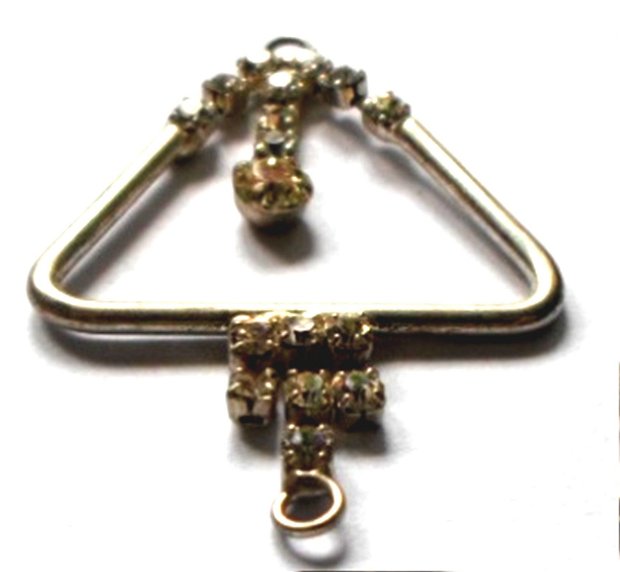 Link metalic triunghi avand pendul cu strasuri sticla albe pe baza argintie