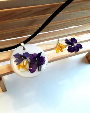 Colier cu pandantiv din rasina cu flori naturale inserate