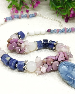 Colier Lavanda /sodalit ,muscovit ,kunzit si opalit cu pandantiv opal bleu