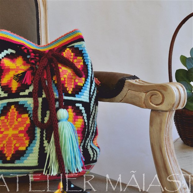 geanta ornamentata cu motivele populare din Maramures scara matii și soare din petale de flori