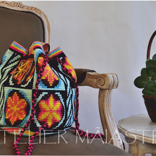geanta ornamentata cu motivele populare din Maramures scara matii și soare din petale de flori